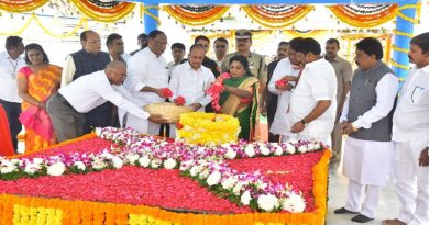 Governor tamilisai soundararajan Pay Tribute To Mahatma Gandhi At Bapu Ghat
