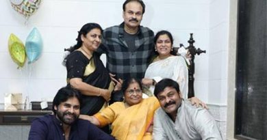 Chiranjeevi-Mothers-Day-Celebrations-With-His-Mother-