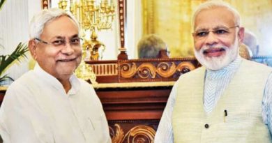 Nitish kumar with Modi - File