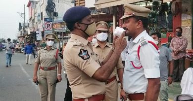 Guntur Urban SP Ammireddy wearing a mask after imposing a fine on Tulluru Traffic CI