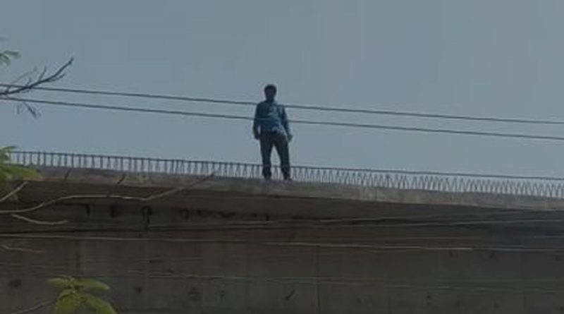 Give me my bike: young man climbed the flyover