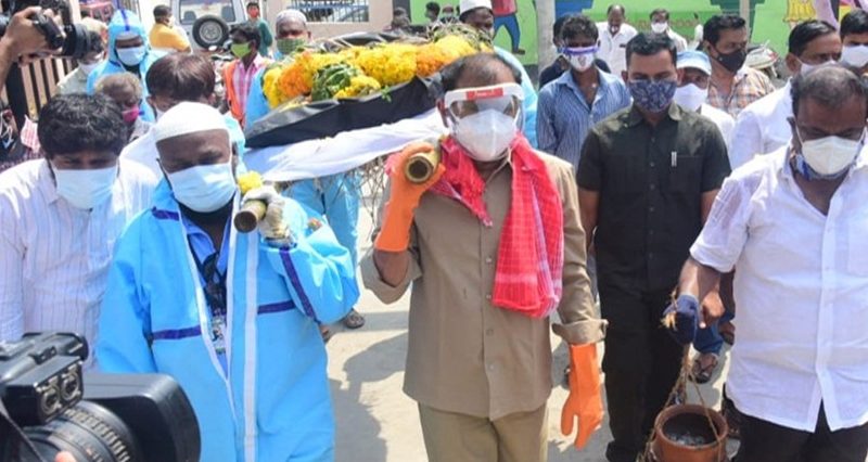 MLA 'Bhumana' attends funeral of dead bodies