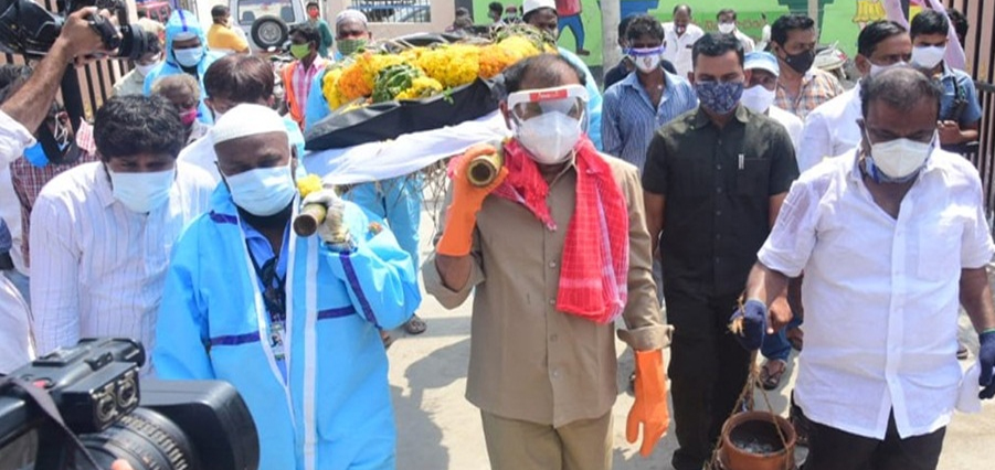 MLA 'Bhumana' attends funeral of dead bodies