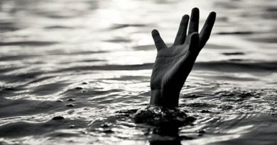 A couple with two children committed suicide by jumping into a river