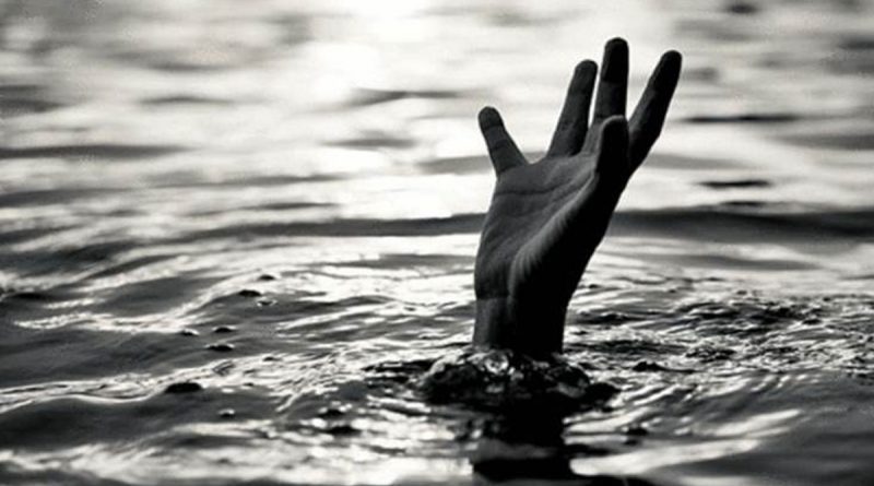 A couple with two children committed suicide by jumping into a river