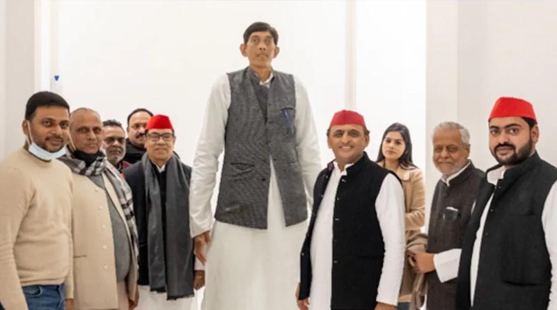 The tallest man Pratap Singh joined the samajwadi party