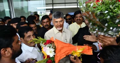 Telugu-people-welcomed-Chandrababu-at-Bellary-Airport-on-tuesday