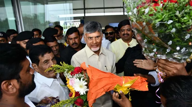 Telugu-people-welcomed-Chandrababu-at-Bellary-Airport-on-tuesday