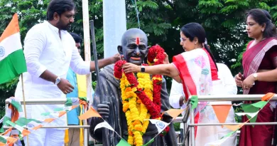 Nara-Bhuvaneshwari-paying-respects-to-Gandhis-statue-before-the-Satyameva-Jayate-hunger-strike-in-Rajamahendravaram