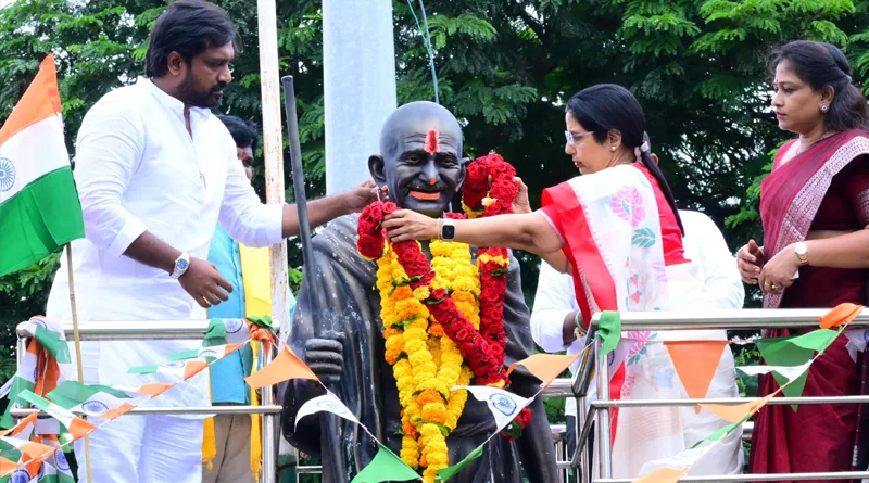 Nara-Bhuvaneshwari-paying-respects-to-Gandhis-statue-before-the-Satyameva-Jayate-hunger-strike-in-Rajamahendravaram